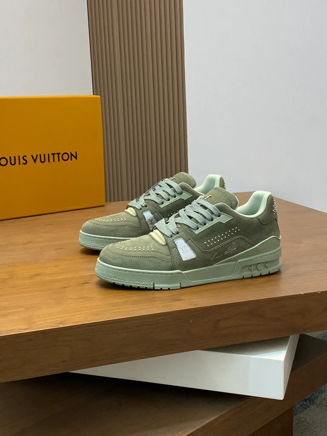 Men's men's shoes 💰820 Lujia New Color Men's 🧍‍♂️trainer sneakers, this LV Trainer sneaker is made of soft grained calfskin, showing pure tones, the #54 logo on the back traces the brand's birth in 1854, the designer's handwritten brand logo embellishes one side, designed by Virgil Abloh himself, a very commemorative sneaker, the new LV Louis Vuitton louis vuitton trainer sneaker low casual sports culture versatile basketball sneakers Size: 35-46 (customized for women 40, men 46)